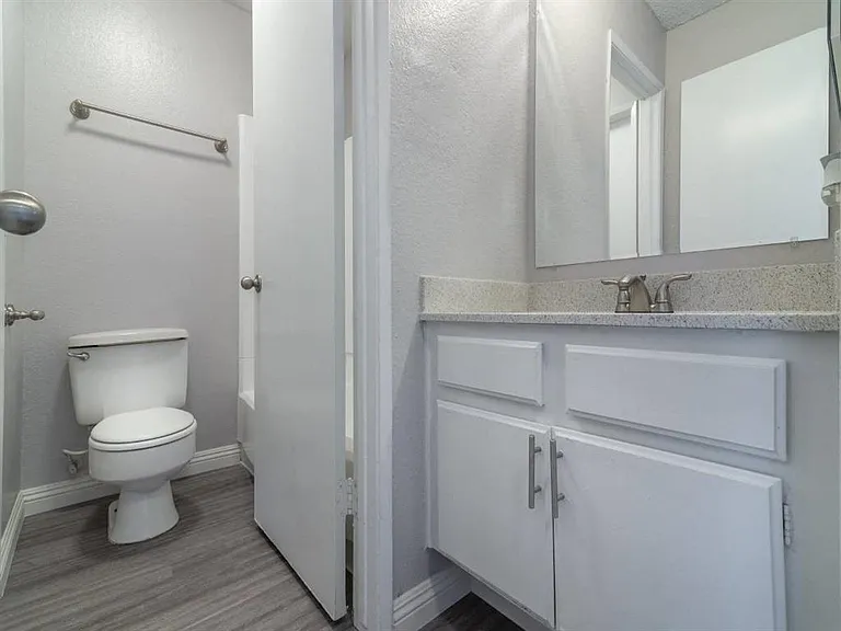Ascot Park Apartments — Photo 18