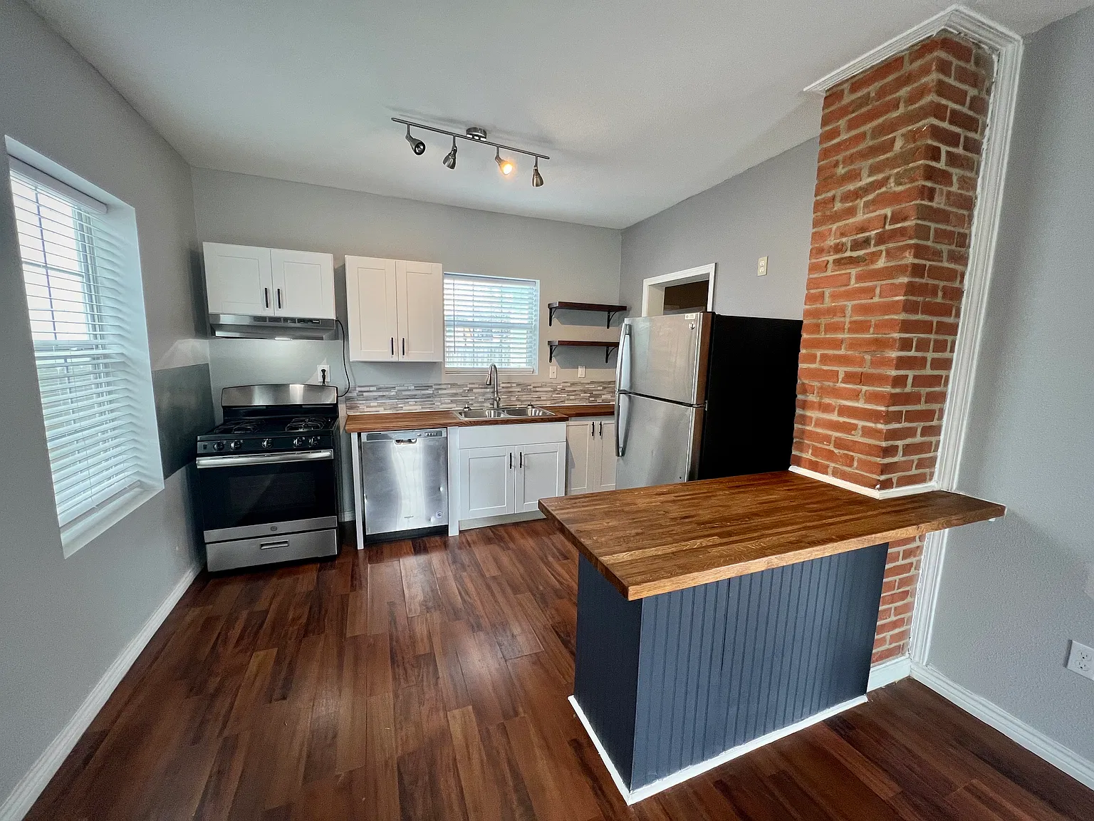 217 Douglas Way St — Photo 4