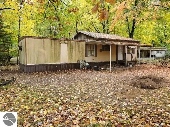 1043 Barcelona Dr, Weidman, MI 48893