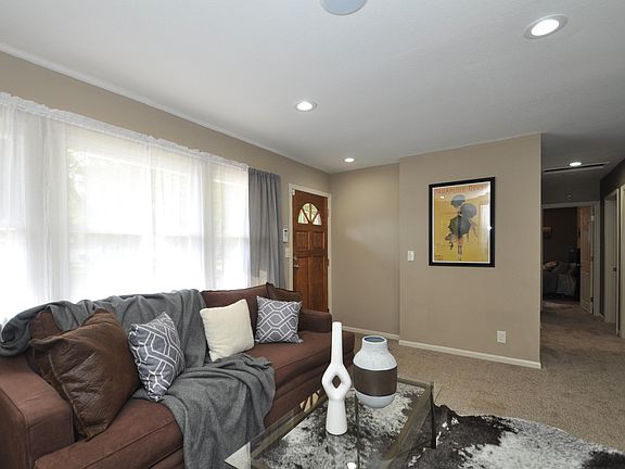 3rd image of 7522 W Sheridan Ave