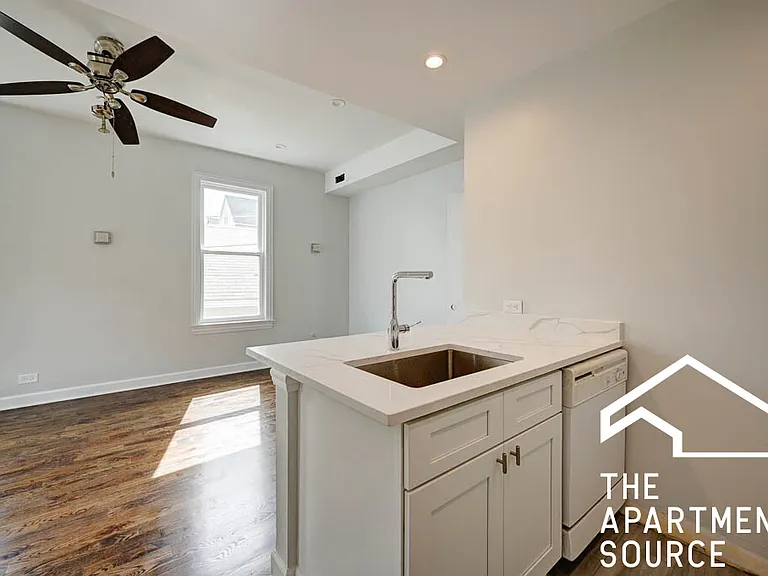 1341 W Fletcher St #COACH HOUSE — Photo 4