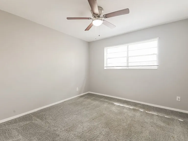 1400 N Austin St — Photo 14