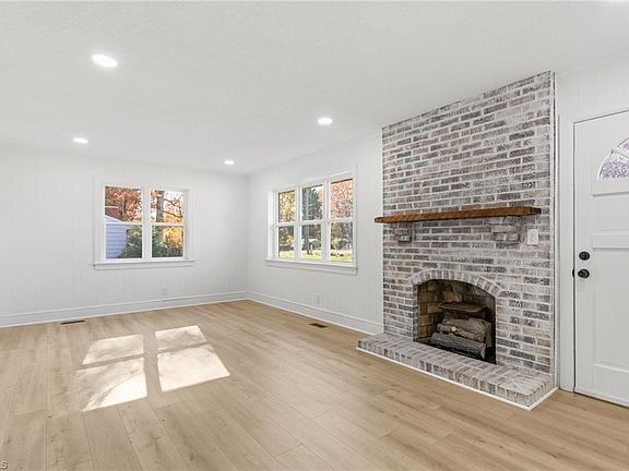 3rd image of 897 Bray Blvd