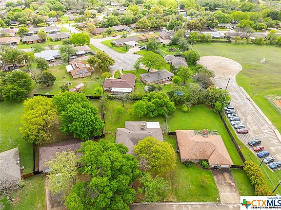 2nd image of 505 Arapaho Dr