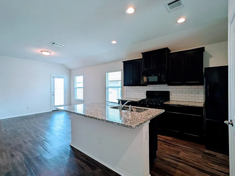 121 Dylan Dr — Photo 6