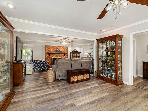 4th image of 827 Bay Blossom Ave