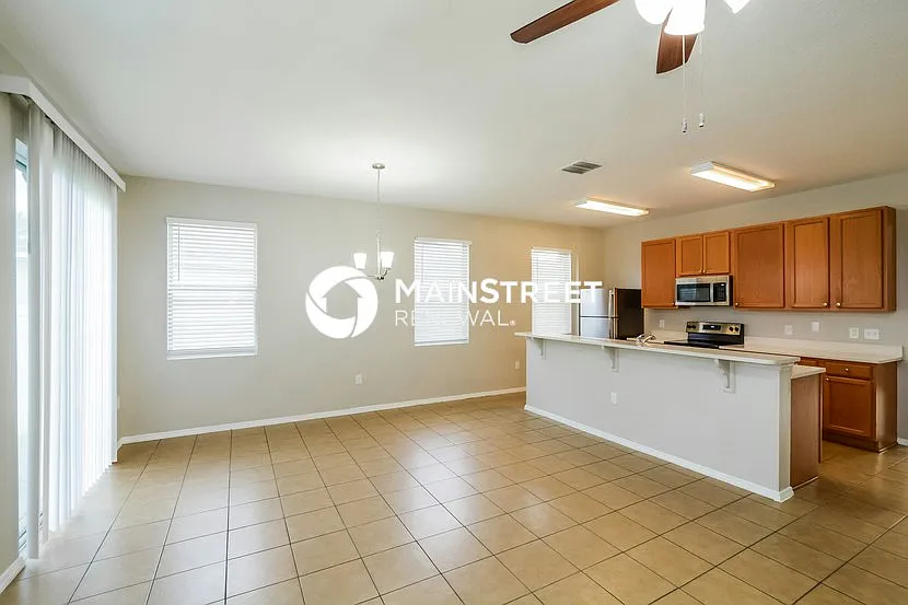 1756 Strathmore Cir — Photo 4