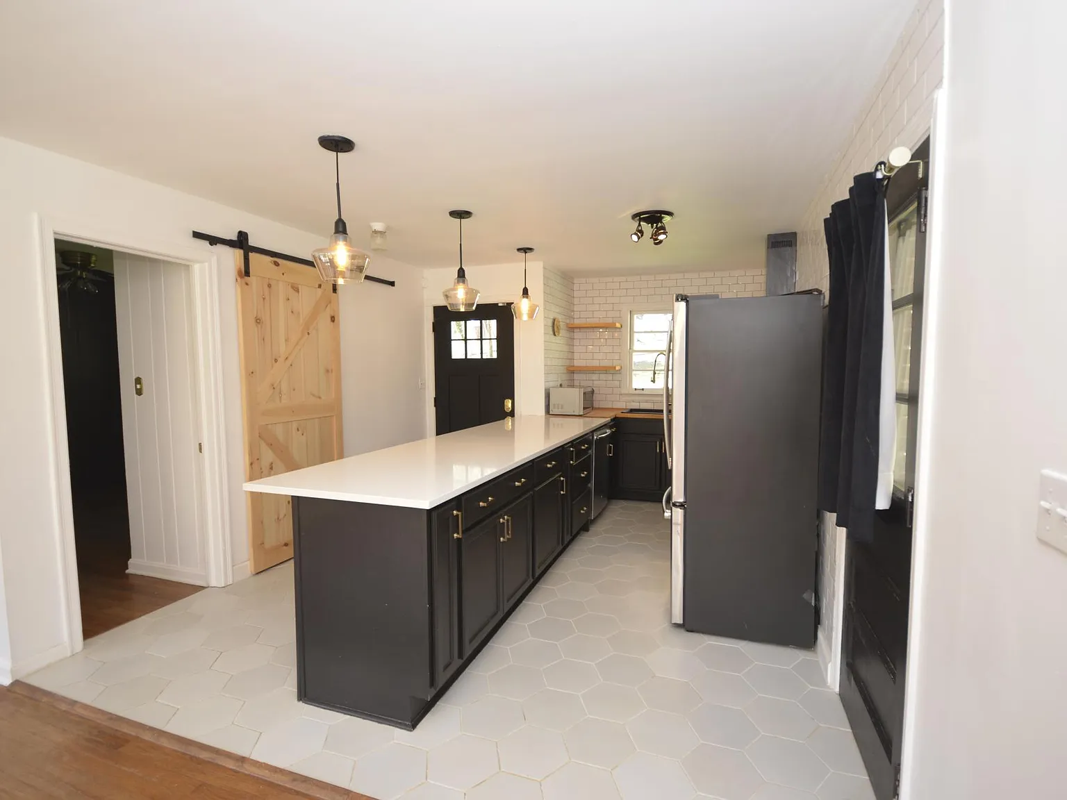 3 bed, 1.5 bath, 1186 sqft, $2,395 — Photo 3