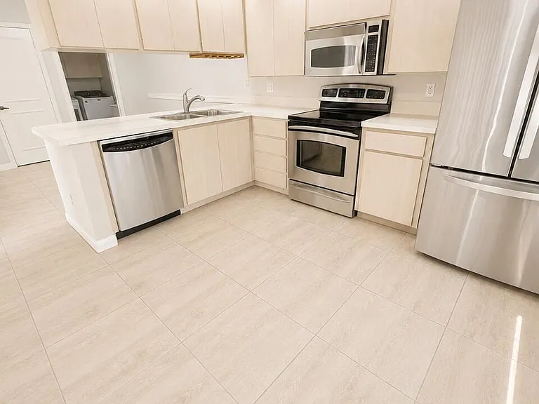 3115 Kingston Ct — Photo 3