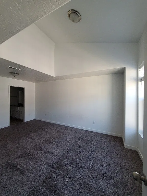 Vineyard Townhouse: Private Female Master Suite & Bath — Photo 3