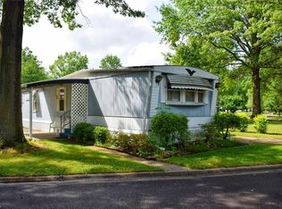 6 Aurora Dr, Olmsted Falls, OH 44138