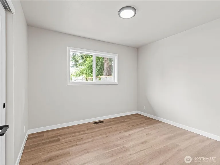 418 S 190th St — Photo 10