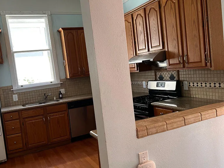 639 Georgia St — Photo 29