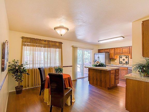 Din Rm/Walkout Kitchen