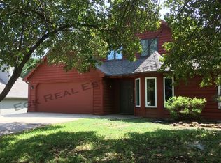 204 Summertree Ln, Lawrence, KS 66049