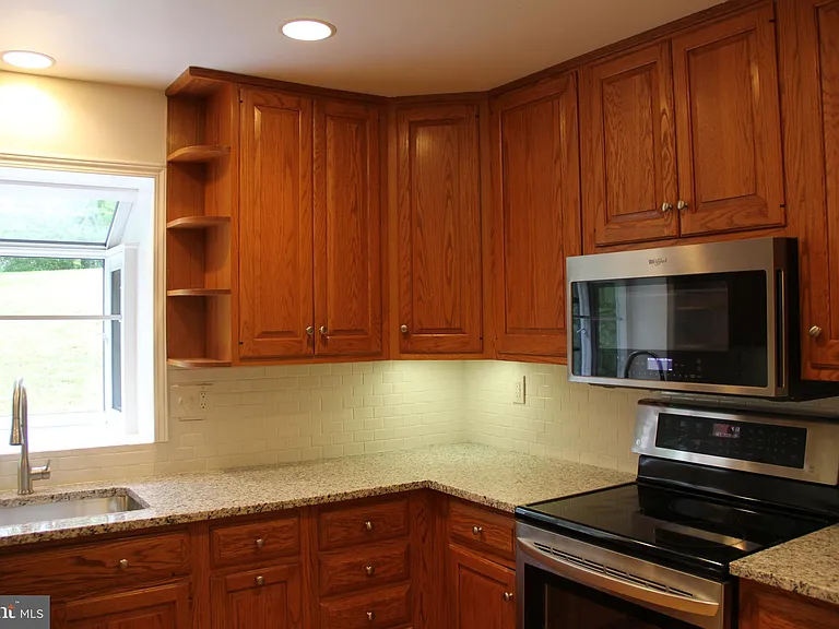 1103 Delf Dr — Photo 3