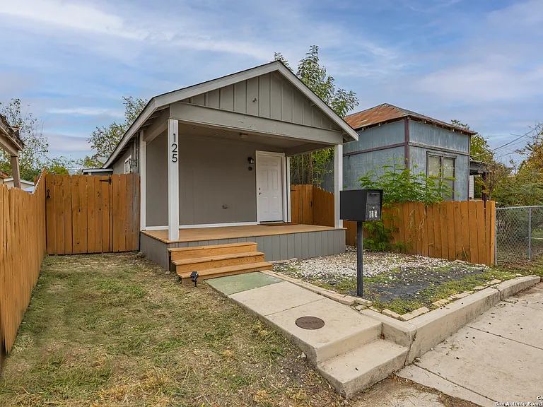 125 Forrest Ave — Photo 2