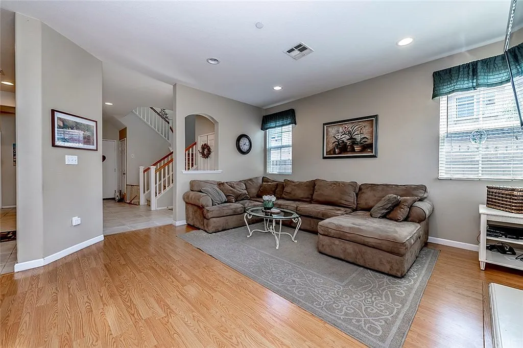 4 bed, 1844 sqft, $3,750 — Photo 2