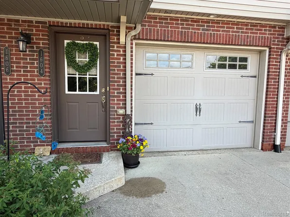 1604 Pinecroft Ln, Howell, MI 48855