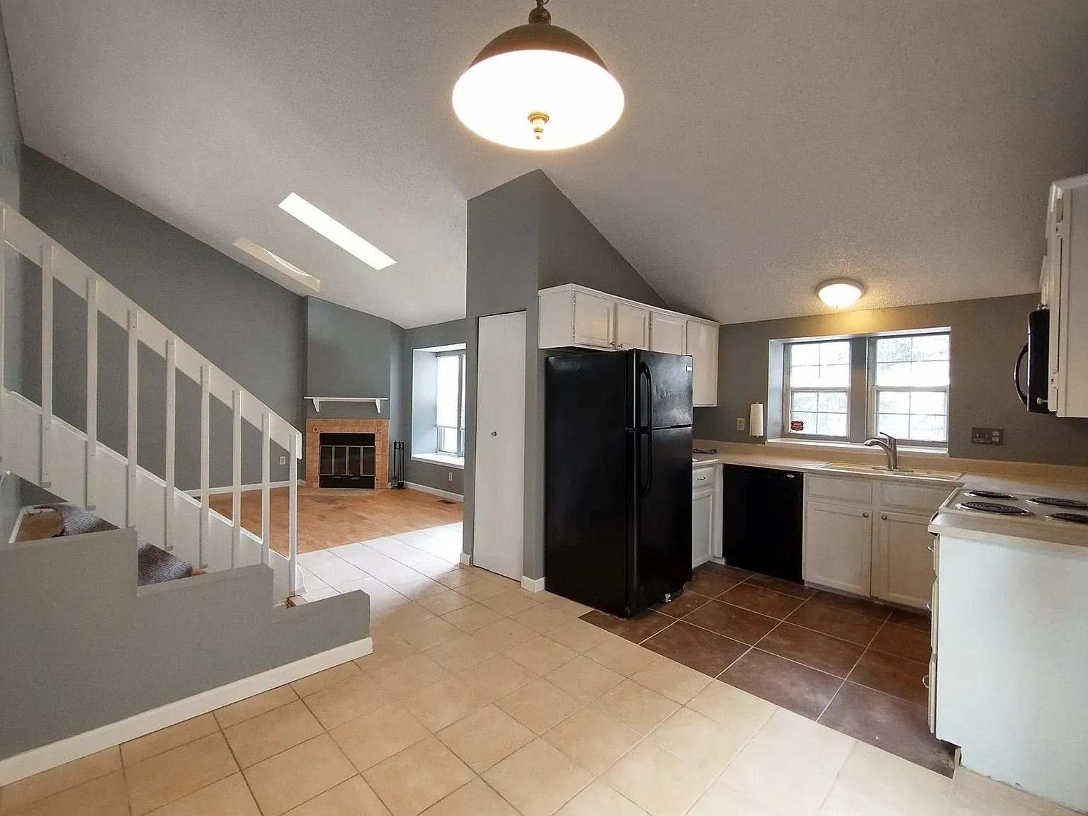 3 bed, 1.5 bath, 1196 sqft, $2,250 — Photo 3