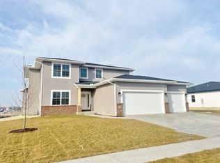 23 Brookstone Cir, Bloomington, IL 61704