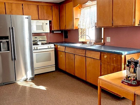 2nd image of 121 Mallowhill Rd