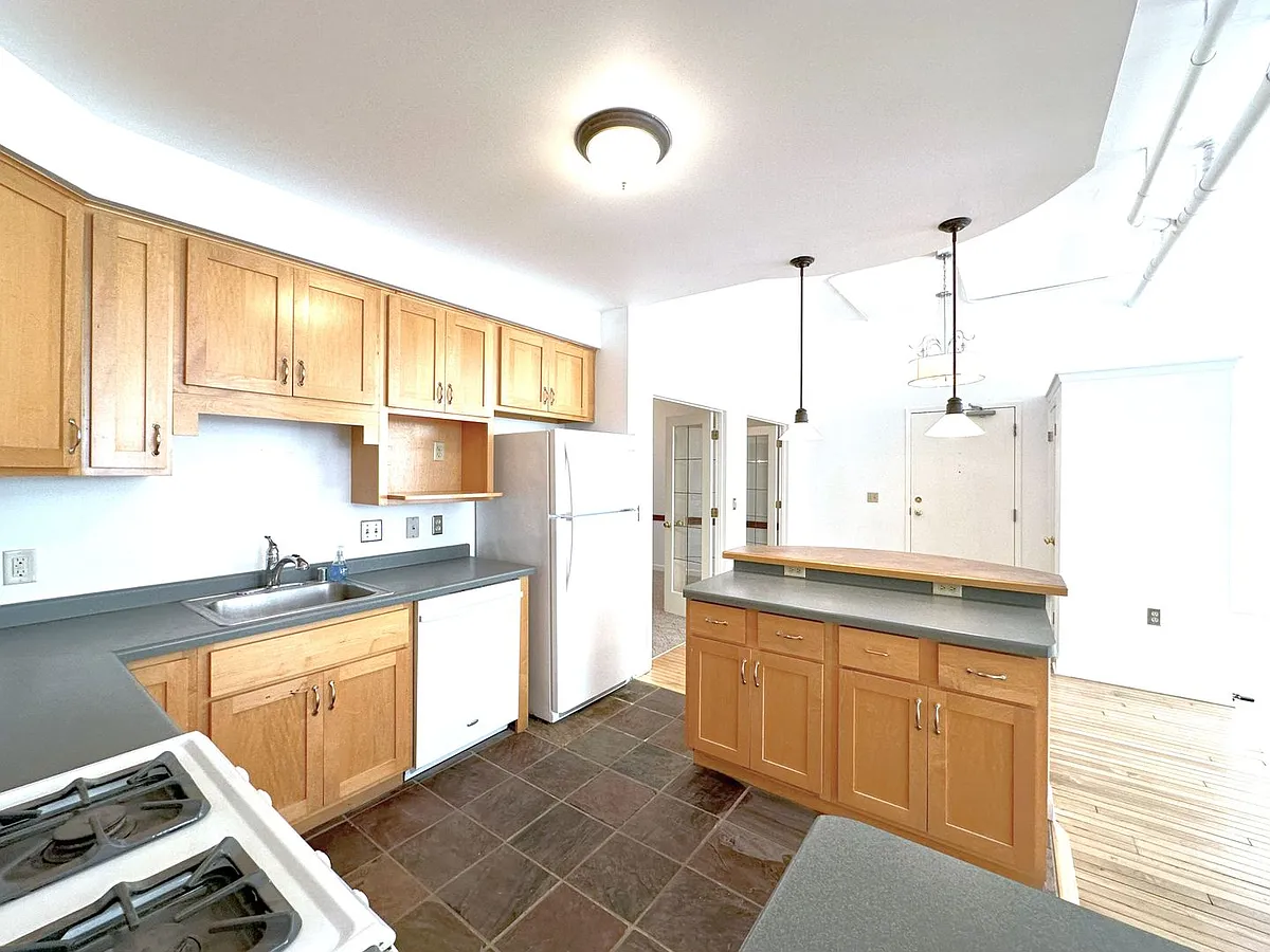 Building Photo - 108 W Wells St #3C