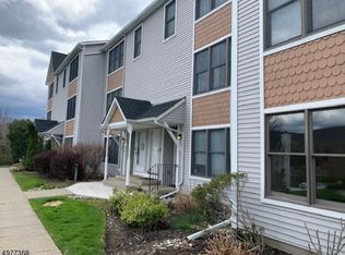 64 Heritage Ln, Hamburg, NJ 07419