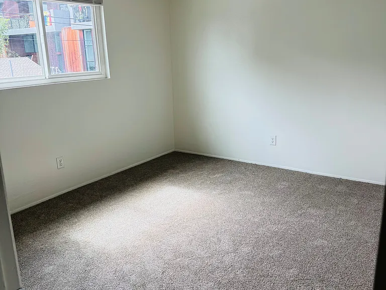 1033 Robinson Ave #13 — Photo 10