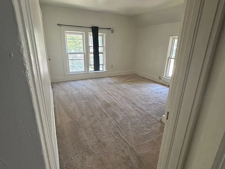 521 E Madison St — Photo 4