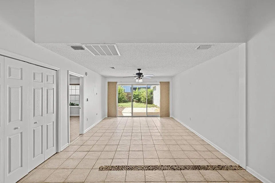3 bed, 1323 sqft, $2,500 — Photo 2