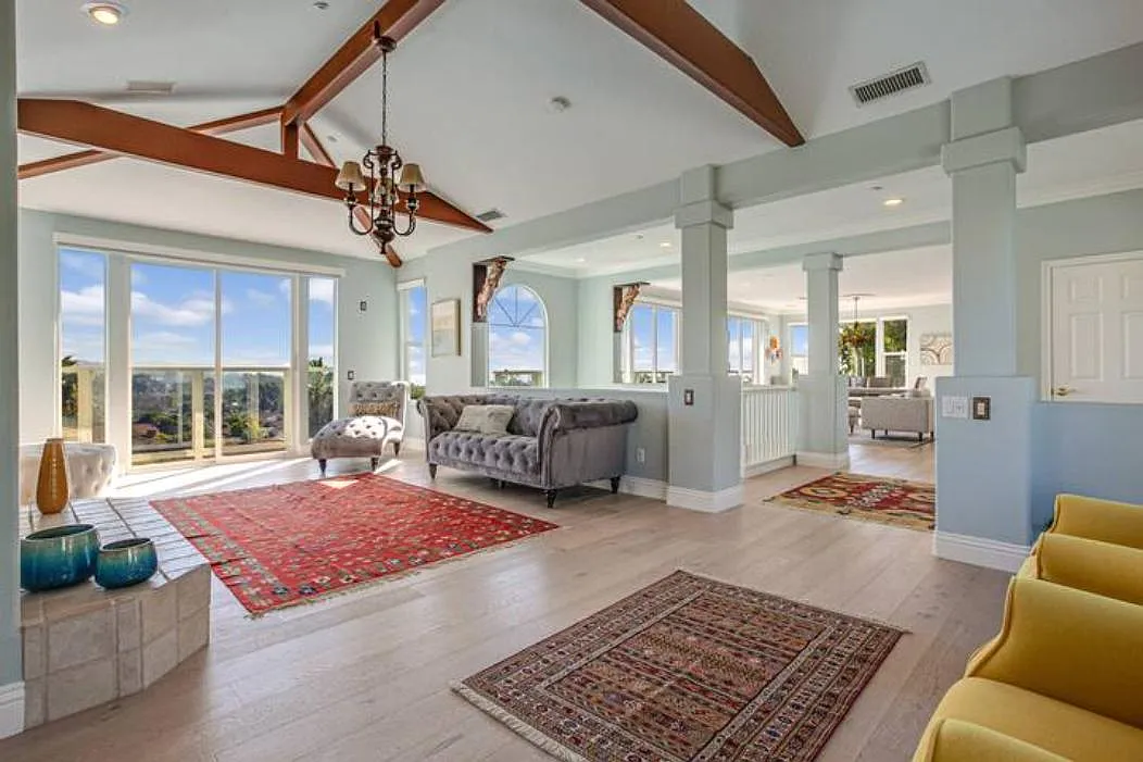3 bed, 2.5 bath, 2732 sqft, $8,200 — Photo 1