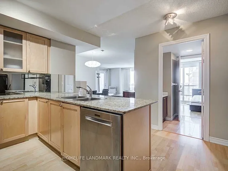 761 Bay St #402 — Photo 4