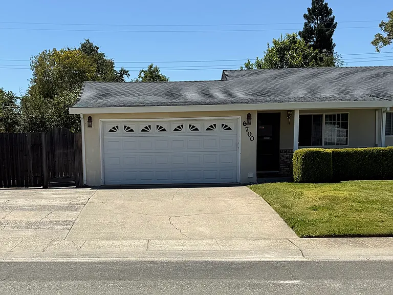 6700 Manila Ave — Photo 2