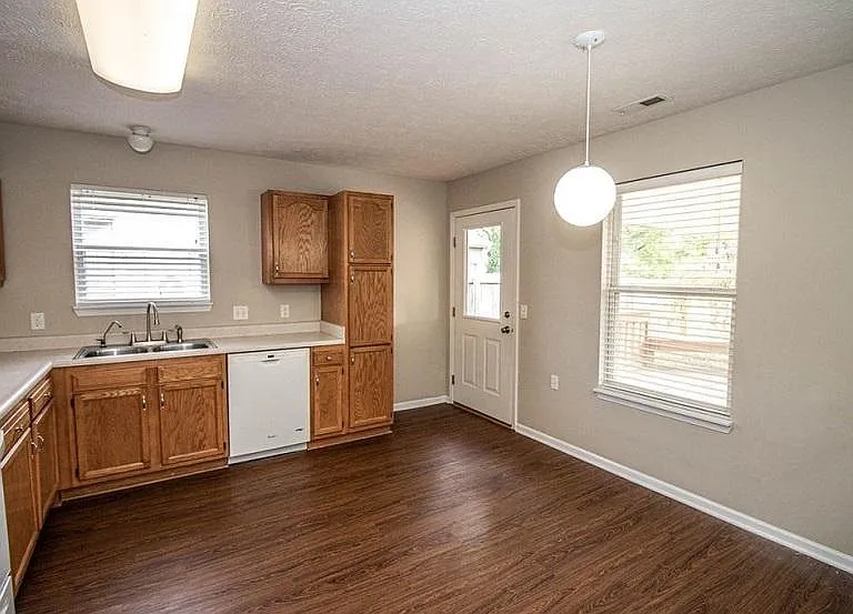 2315 Temple Ct E — Photo 6