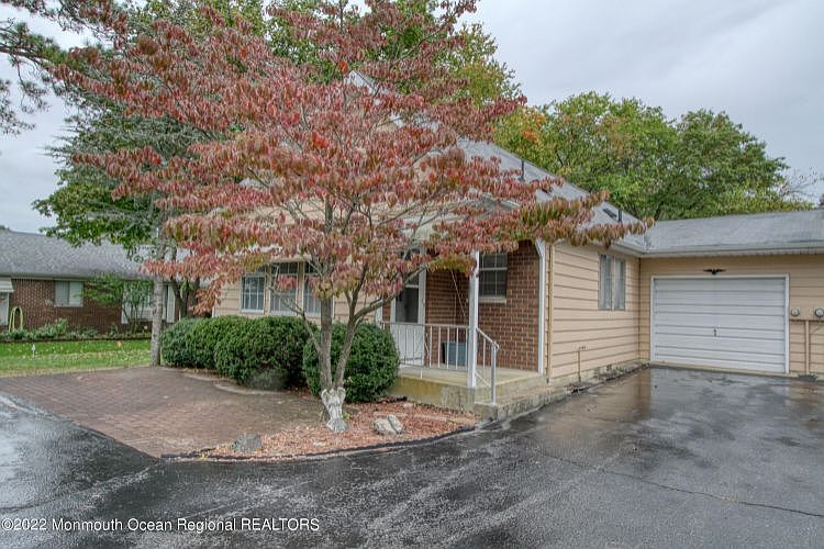 1st image of 5 Lexington Dr #D