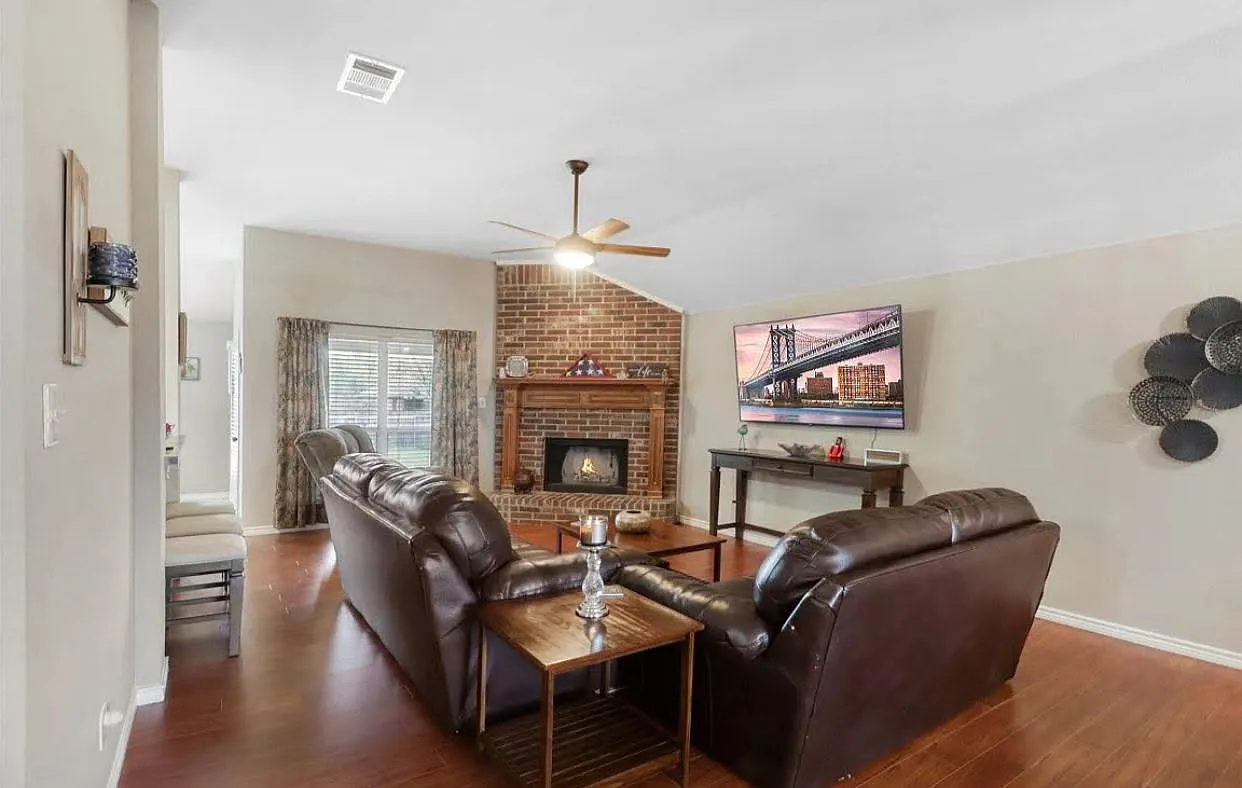 3 bed, 2.0 bath, 1832 sqft, $2,300 — Photo 3