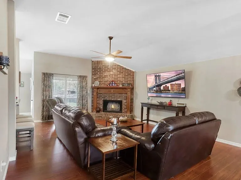 1112 Camelot Dr — Photo 3