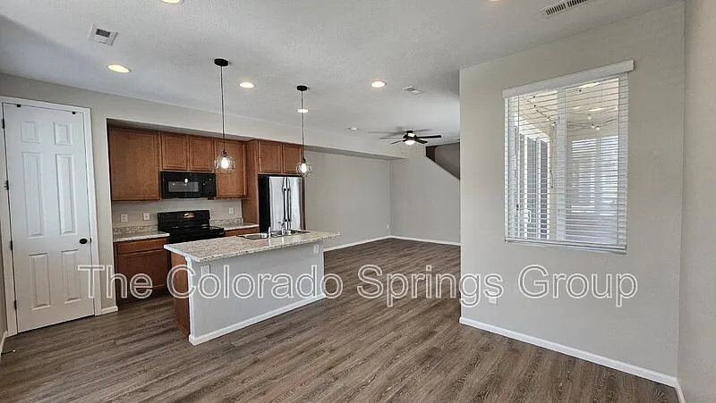 3 bed, 2.5 bath, 1563 sqft, $2,200 — Photo 4