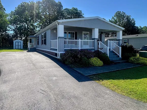4645 Hampstead Dr, Clarence, NY 14031
