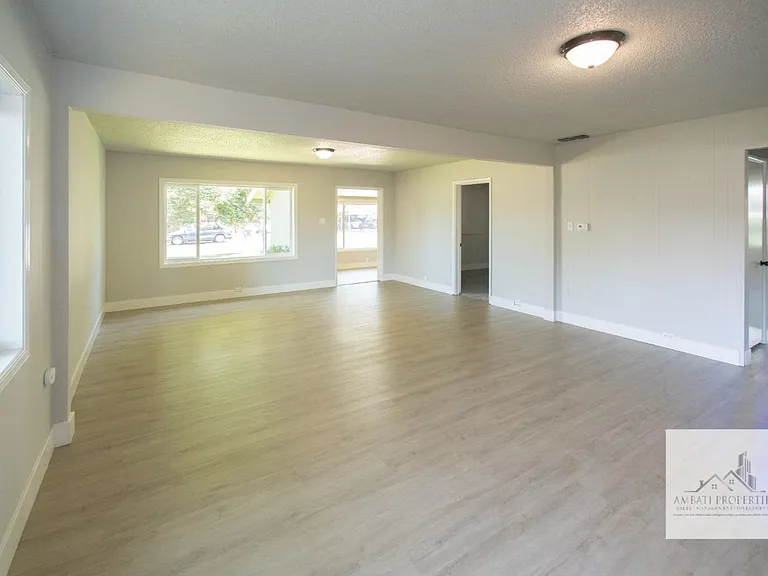 1136 E Griffith Way — Photo 7