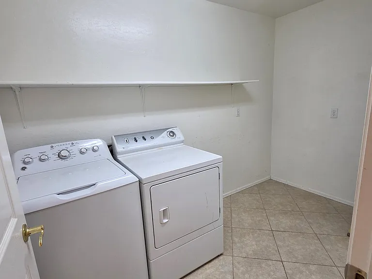 2709 W Redwood Ln — Photo 15