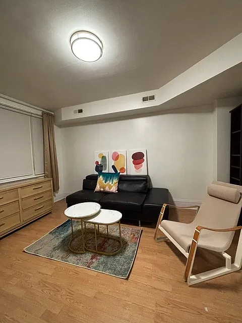 636 W 32nd St — Photo 2
