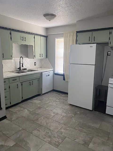 3 bed, 918 sqft, $1,195 — Photo 4