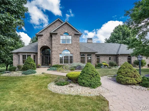 1300 White Oak Trl, Godfrey, IL 62035