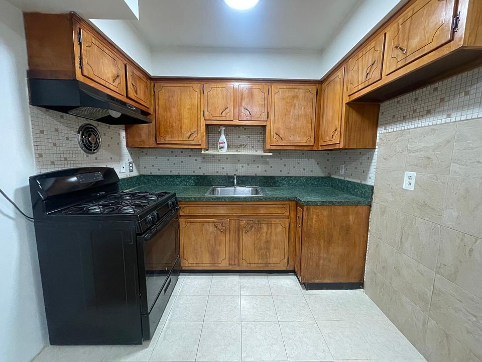 1st image of 915 Burke Ave #1