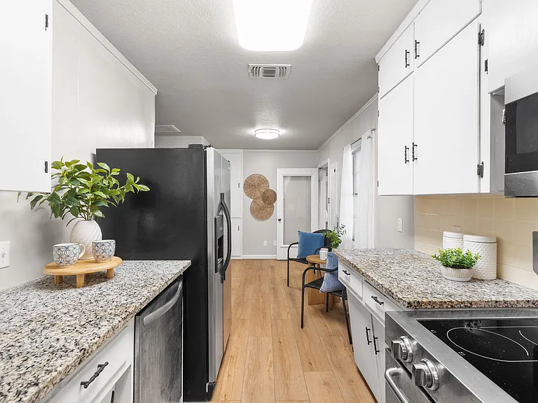 1700 W 7th St — Photo 20