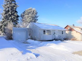 141 25th St SW, Minot, ND 58701