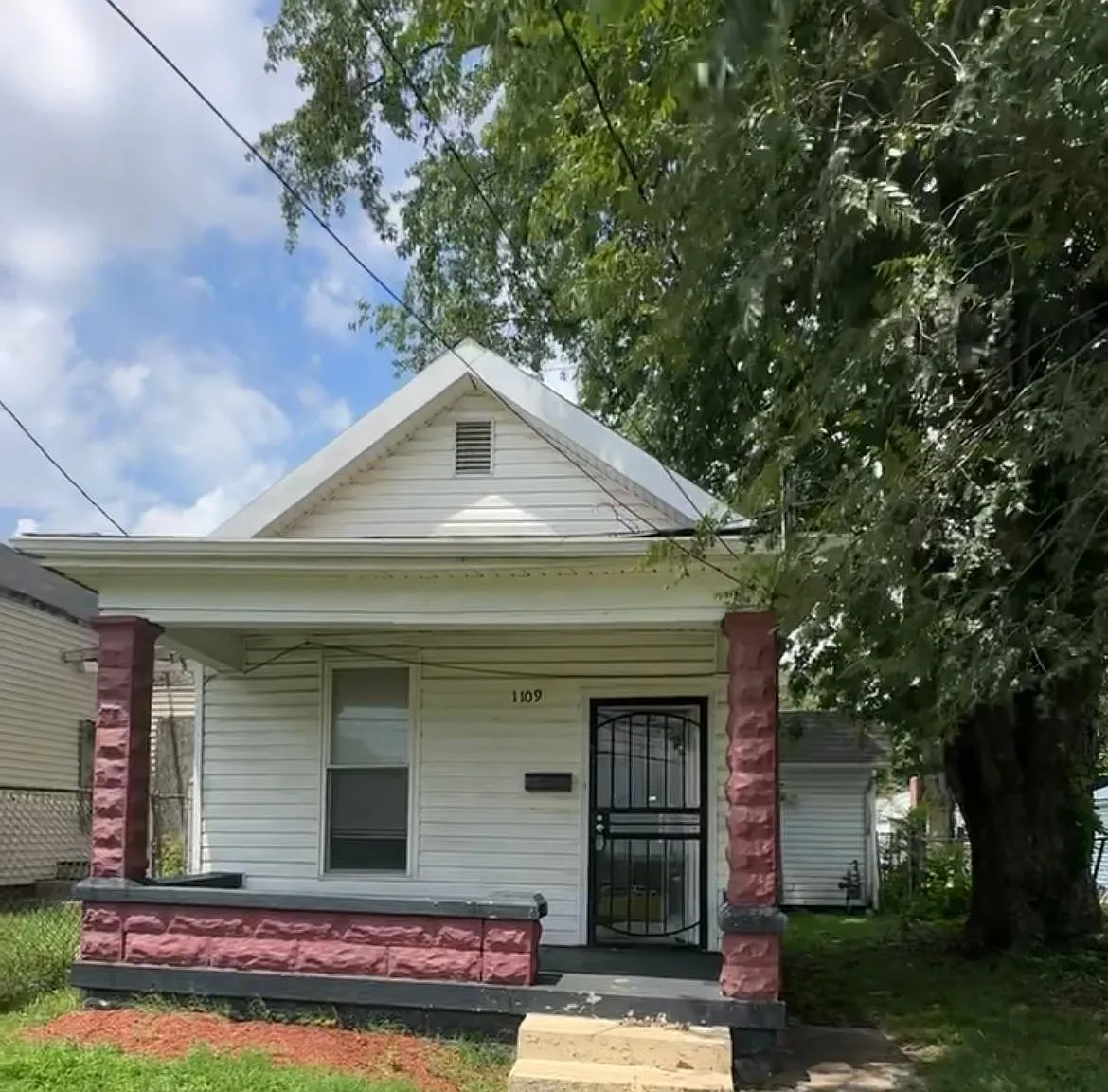 1109 W Hill St — Photo 1