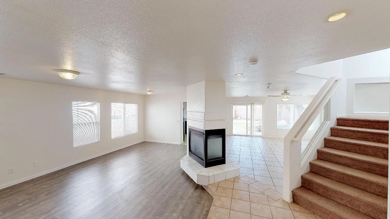 4 bed, 2.5 bath, 2212 sqft, $2,100 — Photo 3